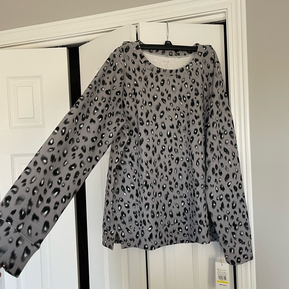 GAIAM Tops - BRAND NEW GAIAM Silver Sconce Hudson Animal Print Sweatshirt Size Large